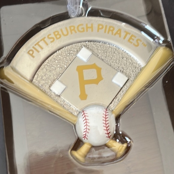 Brand New Hallmark Pittsburgh Pirates Baseball MLB Metal Christmas Ornament - Picture 3 of 8
